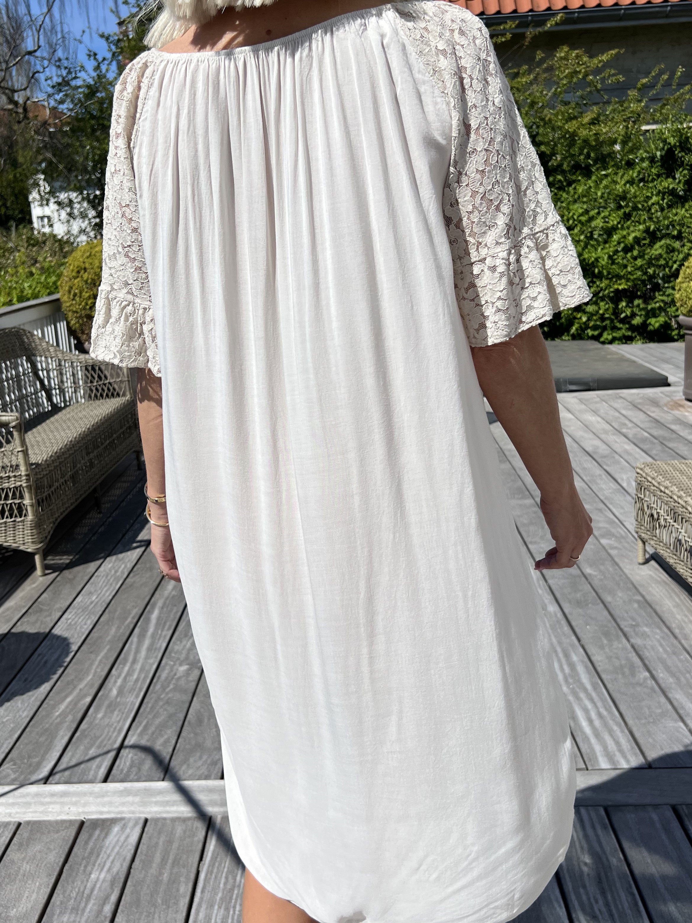 Arisha - Söt spetsklänning med resår i halsringning